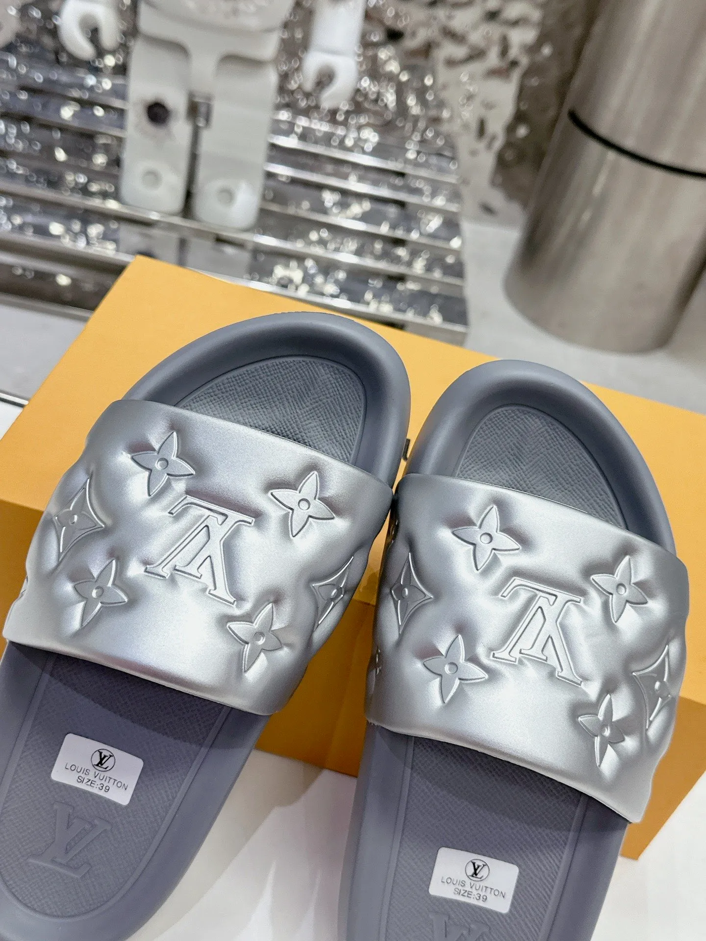 [L Home] P: 280💰 ▪️Shoe size: Women's 35-40 Men's 38-46▪️Packaging: Counter top quality~original packaging 𝟐𝟎𝟐5 Louis Vuitton counter's new embossed slippers, lv monogram embossed slippers, Waterfront sandals are back with a new look, and the upper buckle is embossed with lv's iconic Monogram pattern. Made of waterproof rubber with a comfortable and resilient insole. The lightweight, flexible outsole is embossed with the Louis Vuitton logo. ▪️Fabric: Original molded rubber foam surface ▪️Technology: embossed logo ▪️Sole: Original molded rubber foam outsole ▪️Sole thickness: 3CM.